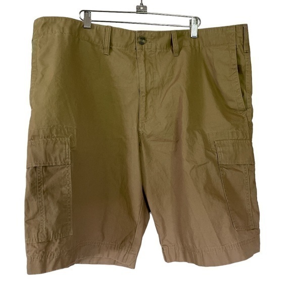 Eddie Bauer Other - Men’s Eddie Bauer cargo shorts in size 42